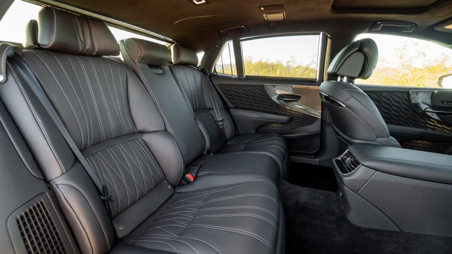 Интерьер Lexus LS500h 2017 года  (NA) (фото 10 из 40)